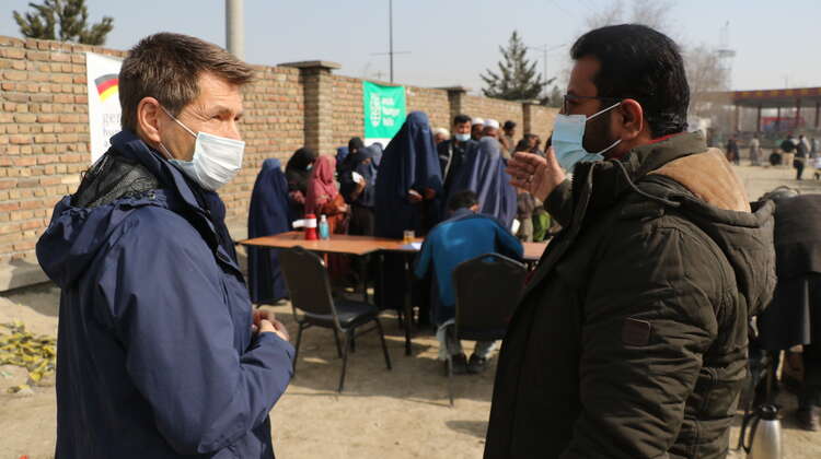 2022-afghanistan-hires-mathias-mogge-verteilung-nothilfe-c-welthungerhilfe.JPG Vorstandsvorsitzender Mathias Mogge bei einer Lebensmittelverteilung in Afghanistan, 2022.