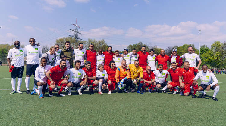 2019-florian-ambrosius-all-stars-fussballspiel-2-bnbagency.JPG.JPG Ein Gruppenbild der Mannschaften beim „All Star Fußballspiel“ in Duisburg-Marxloh.
