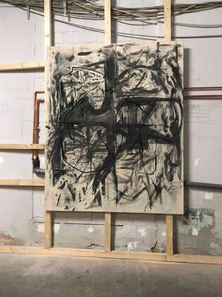 Kohle, Graphit, Aluminiumpigment auf Leinwand von Peppi Bottrop: After RT, 2019