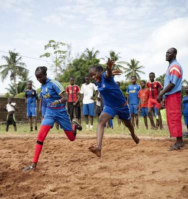 Jungs spielen Fußball