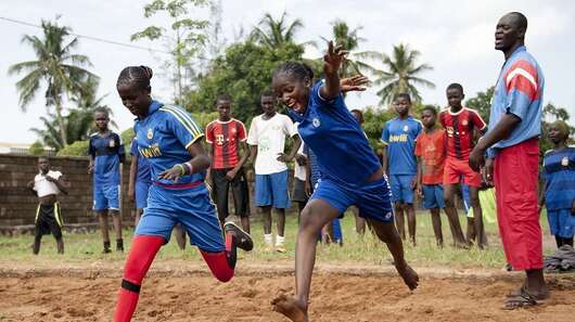 Jungs spielen Fußball