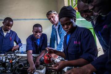 Zyprose hat im Januar eine Ausbildung als KFZ-Mechanikerin begonnen. „Ich will mein Leben verändern“, sagt sie, „Deshalb mache ich die Ausbildung.“ Zyprose hat im Januar eine Ausbildung als KFZ-Mechanikerin begonnen. „Ich will mein Leben verändern“, sagt sie, „Deshalb mache ich die Ausbildung.“