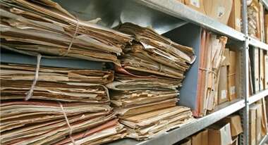 Aktenmappen in den Regalen der Welthungerhilfe