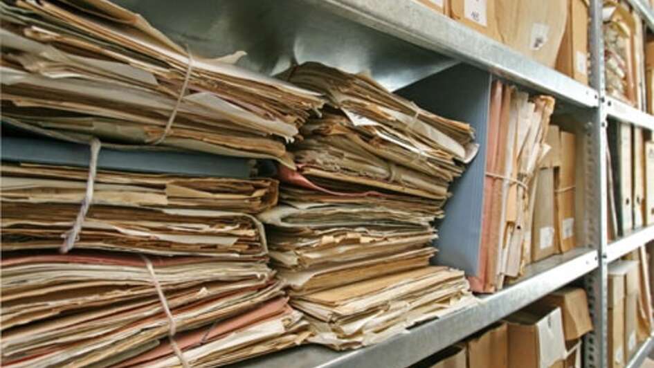 Aktenmappen in den Regalen der Welthungerhilfe