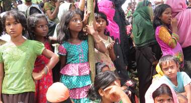 Kinder warten im Flüchtlingslager Cox's Bazar auf die Nothilfe.