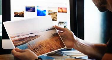 Pressebild: Mann hält ein Bild in der Hand