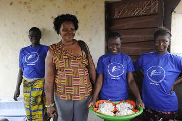 Doris Webber mit drei Schülerinnen