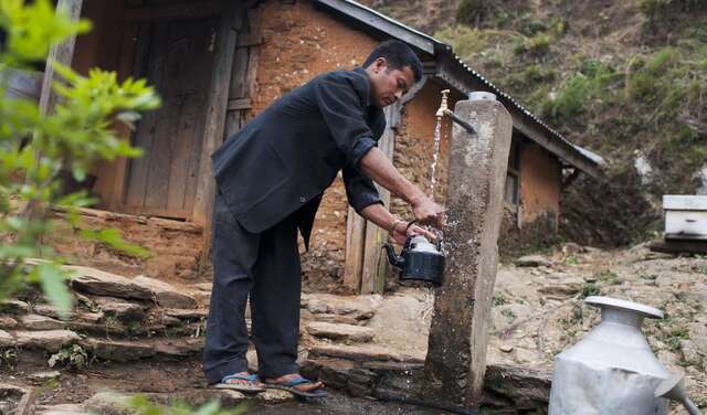 Sauberes Trinkwasser im Dorf Caughara, Nepal, 2012. 