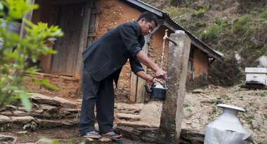 Sauberes Trinkwasser im Dorf Caughara, Nepal, 2012. 