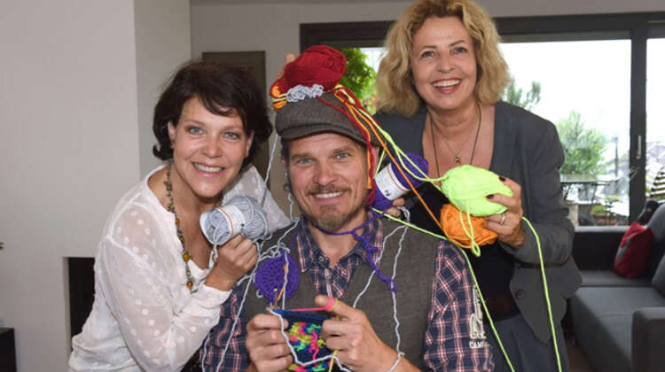 Häkeln mit myBoshi Götz Otto, Janina Hartwig und Michaela May schauen beim häkeln lachend in die Kamera.