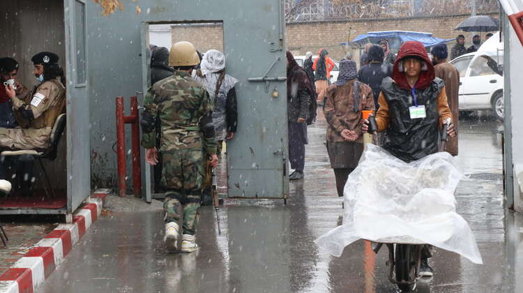 2022-afghanistan-hires-mann-mit-schubkarre.JPG Ein Mann schiebt eine Schubkarre mit Hilfsgütern, Afghanistan 2022.