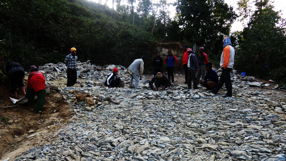 Nepalesen räumen Trümmer auf
