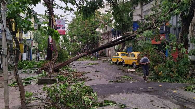 Eine zerstörte Straße durch Zylkon Amphan, Indien.