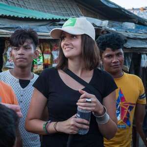 Welthungerhilfe-Mitarbeiterin Jessica Kühnle (Mitte) im Camp Leda in Bangladesch.