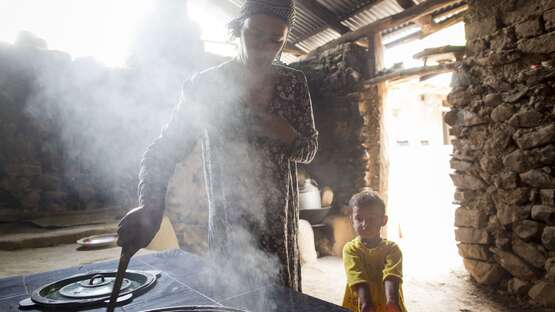 Ihre Weihnachtsspende. Bildbeschreibung: Eine Frau kocht.