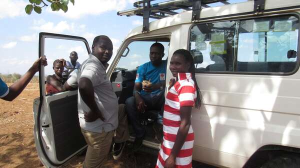 Patricia Henning lernt neue Leute in Uganda während ihres Freiwilligendienstes kennen.