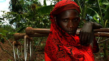 Frau bei der Feldarbeit