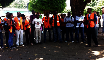 Eine Gruppe Menschen, die als Nothilfe- und Zivilschutzkomittee für den Ernstafll ausgebildet werden.