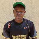 Ein junger Mann mit eine grünen Kappe.