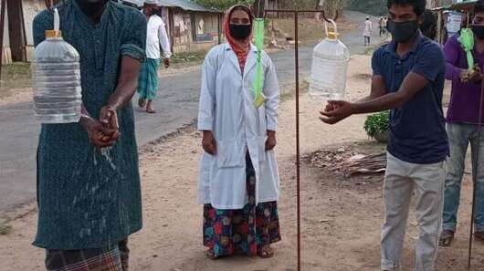 Verschiedene Menschen waschen sich an Hygienestationen die Hände.