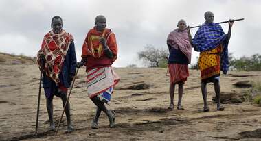 Massai aus Kenia stehen in einer kargen Landschaft