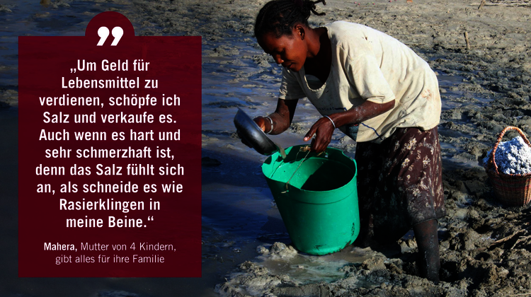 Eine Frau in Madagaskar stellt Salz her, 2021.