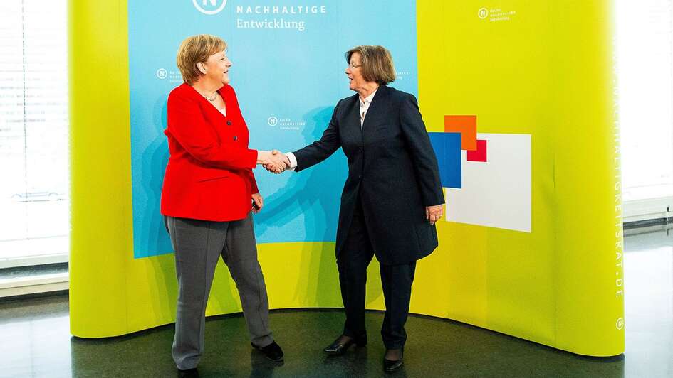 Bundeskanzlerin Angela Merkel und die Vorsitzende des Rats für Nachhaltige Entwicklung (RNE), Marlehn Thieme.