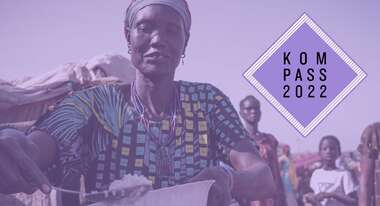 Eine Frau füllt eine Schüssel mit Reis. Oben rechts im Bild ist das Logo des Kompass 2022