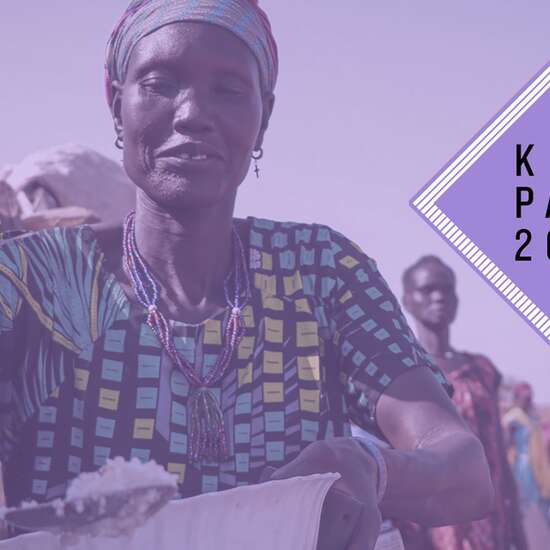 Eine Frau füllt eine Schüssel mit Reis. Oben rechts im Bild ist das Logo des Kompass 2022