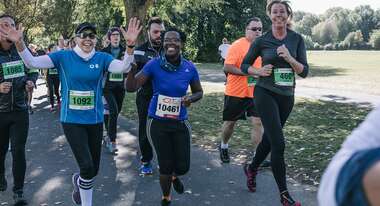 Mehrere Laufende lächeln und winken, Bonn 2019. 