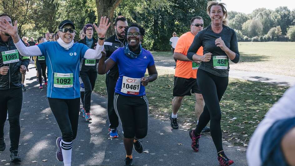 Mehrere Laufende lächeln und winken, Bonn 2019. 