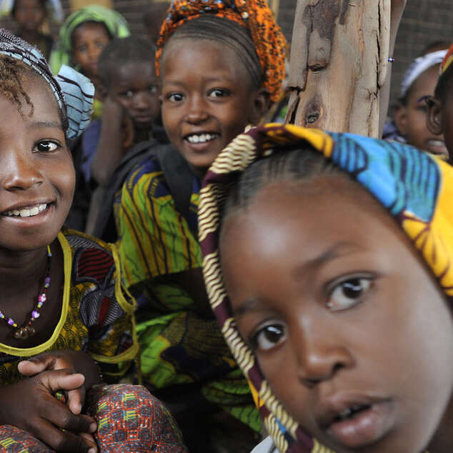 Vier Mädchen lachen in die Kamera