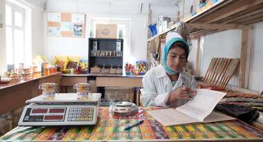 Honigproduktion im Zerafshan Tal Honey production in Zarafshan Valley, Tadzhikistan