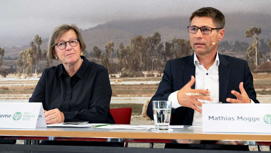 Marlehn Thieme, Präsidentin der Welthungerhilfe und Mathias Mogge, Generalsekretär der Welthungerhilfe sprechen bei einer Pressekonferenz