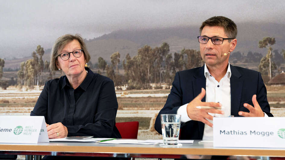 Marlehn Thieme, Präsidentin der Welthungerhilfe und Mathias Mogge, Generalsekretär der Welthungerhilfe sprechen bei einer Pressekonferenz