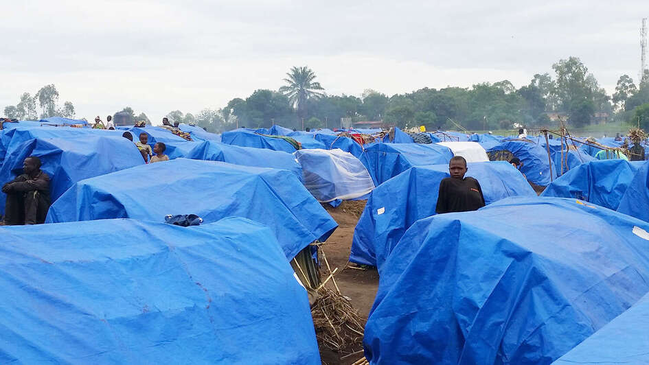 Blaue Zeltunterkünfte im Flüchtlingscamp Mudjipela in der Provinz Ituri, DR Kongo. 