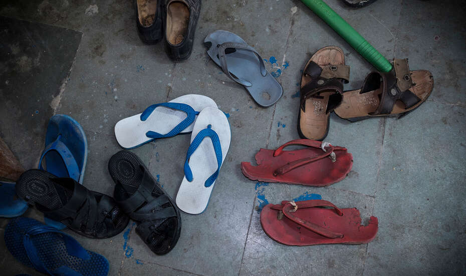 Ausgetretene Flip Flop-Sandalen mit Löcher.