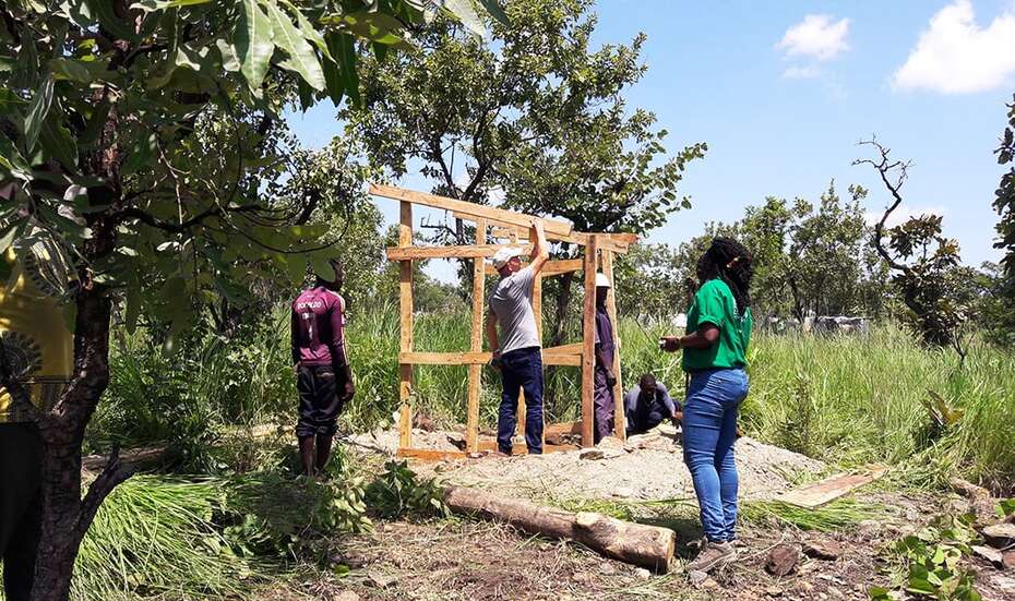 Die Welthungerhilfe baut Latrinen im Lager. 