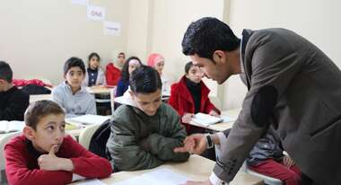 Lehrer erklärt den Schülern etwas