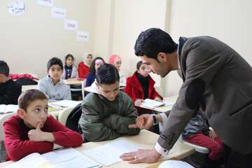 (Projekt-) Schule Bunyan al Rahman in Mardin Lehrer erklärt den Schülern etwas