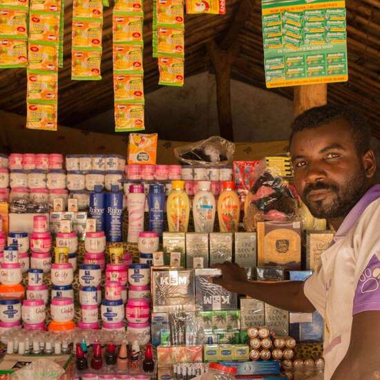 Ein Kleinhändler vor seinem Laden.