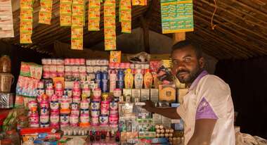 Ein Kleinhändler vor seinem Laden.