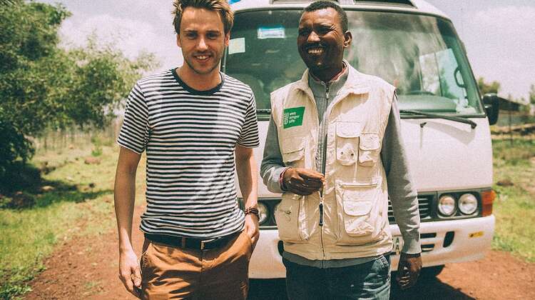 2016 Prominente Clueso Aethiopien Koestlin 4 Clueso in Aethiopien mit einem Welthungerhilfe-Mitarbeiter.