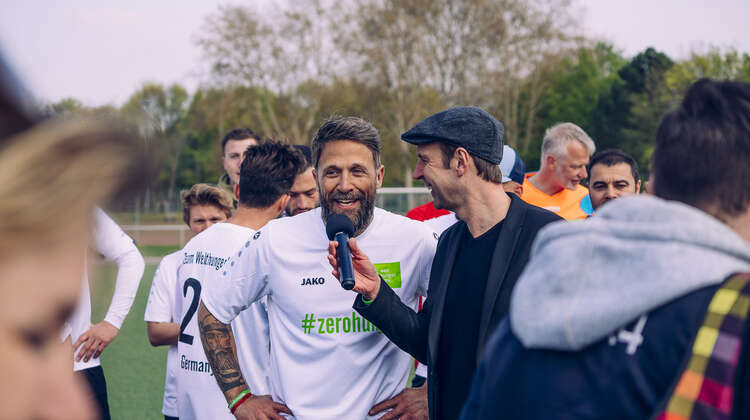 2019-florian-ambrosius-all-stars-fussballspiel-4-bnbagency.JPG.JPG Florian Ambrosius in einem Fußballtrikot mit Aufschrift #zerohunger. Er wird interviewt.