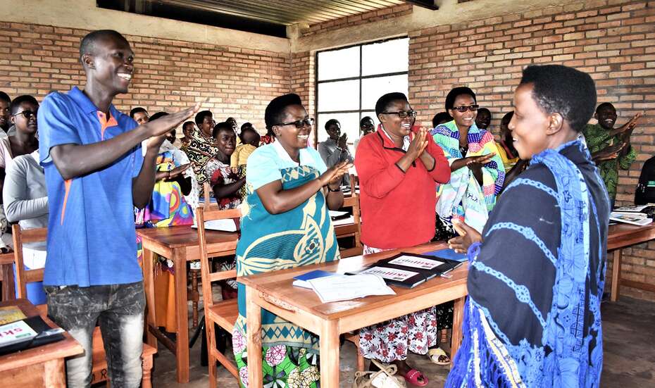 Junge Menschen in Burundi klatschen nach einem Vortrag zum Ausbildungsprogramm Skill Up!