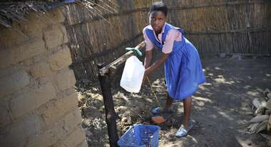 Chimwemwe wäscht sich die Hände