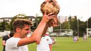 2018-zerohunger-footballcup-pokal-fabian-jauss-welthungerhilfe.jpg Glückliches Strahlen: Einer der Spieler aus dem Gewinnerteam hält den Pokal vom ersten #ZeroHunger-FootballCup 2018 in die Höhe.