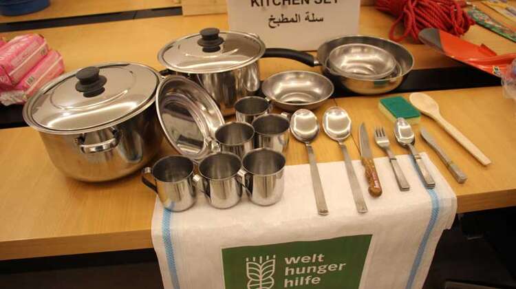 Auch Küchenutesilien wie Töpfe, Tassen und Besteck verteilt die Welthungerhilfe. Küchenutesilien wie Töpfe, Tassen und Besteck