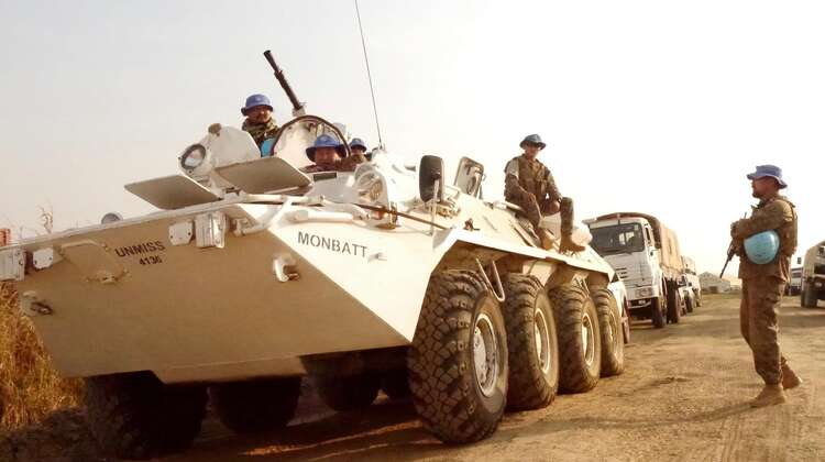 Ein Blauhelmkontingent steht zum Schutz bereit.