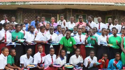 Projekteilnehmende in Uganda mit ihren Hygieneprodukten, 2021.